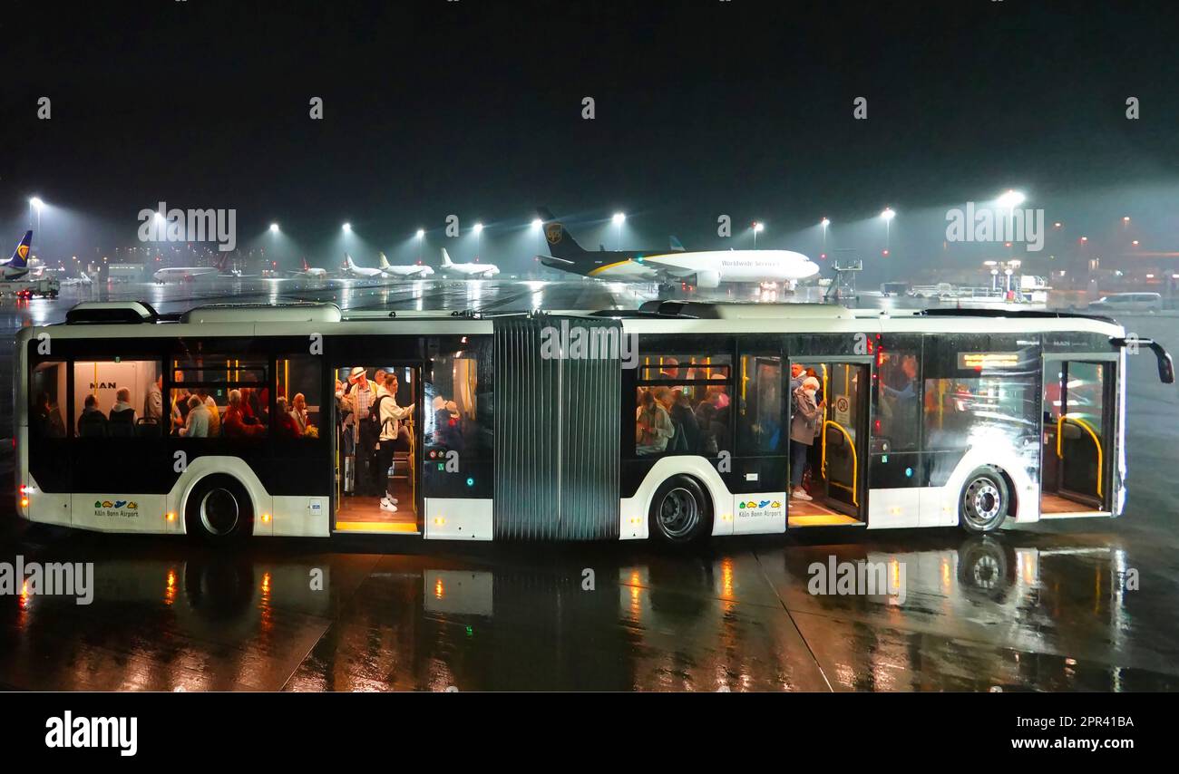 Autobus navetta all'aeroporto di notte, Germania, Nord Reno-Westfalia, Colonia Foto Stock