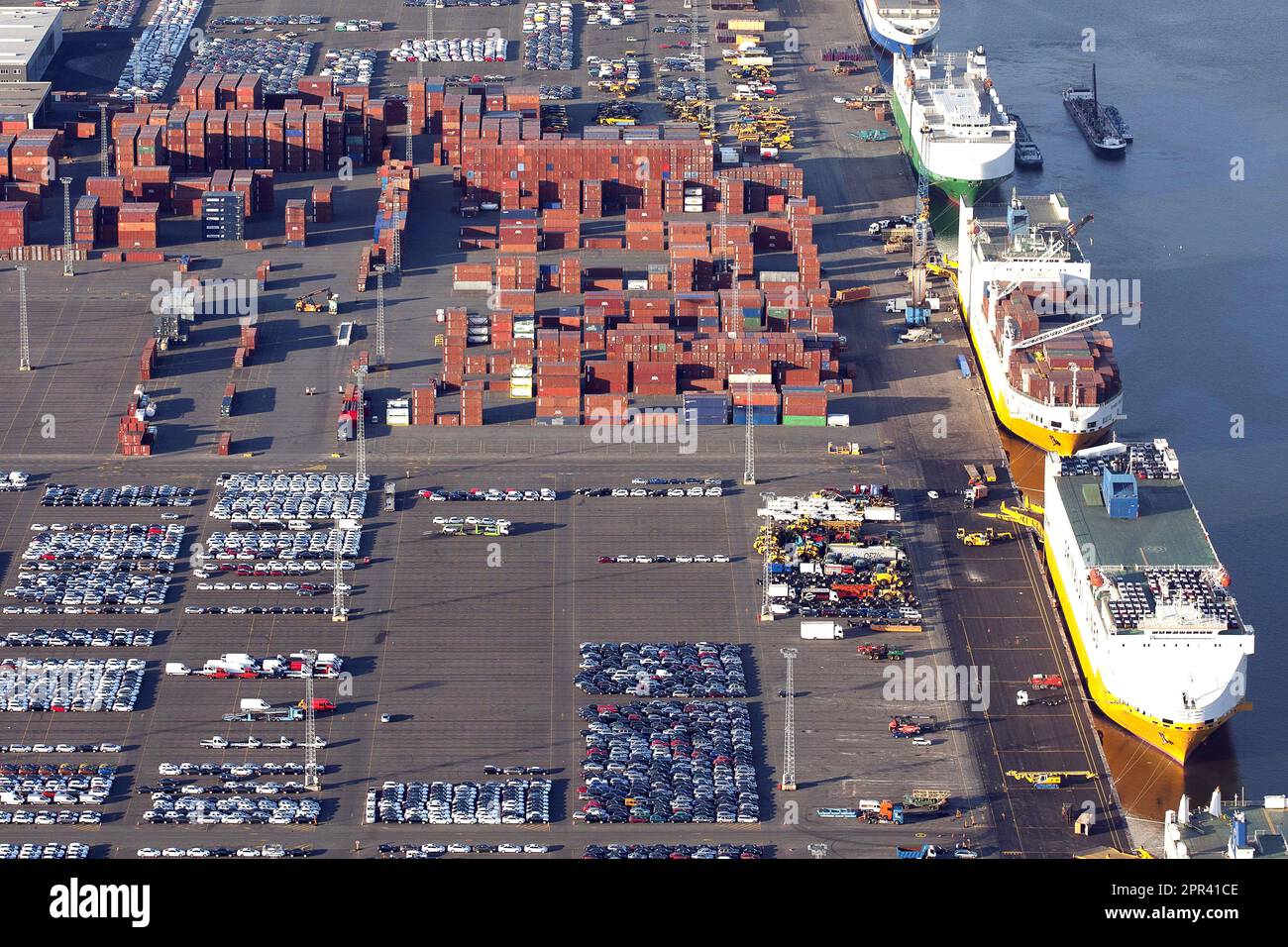 Terminal auto e terminal container al porto di Anversa, vista aerea, Belgio, Anversa Foto Stock