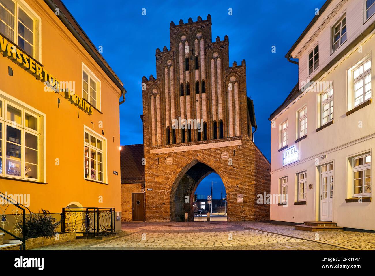 Porta d'acqua, porta in mattoni in stile gotico in serata, Germania, Meclemburgo-Pomerania occidentale, Wismar Foto Stock