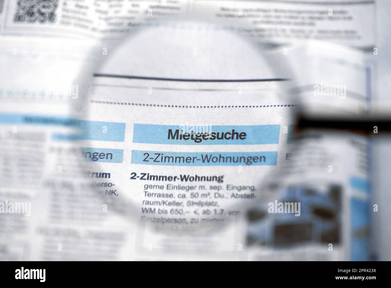 Volevo affittare in una newsletter, vista con lente d'ingrandimento, Germania Foto Stock