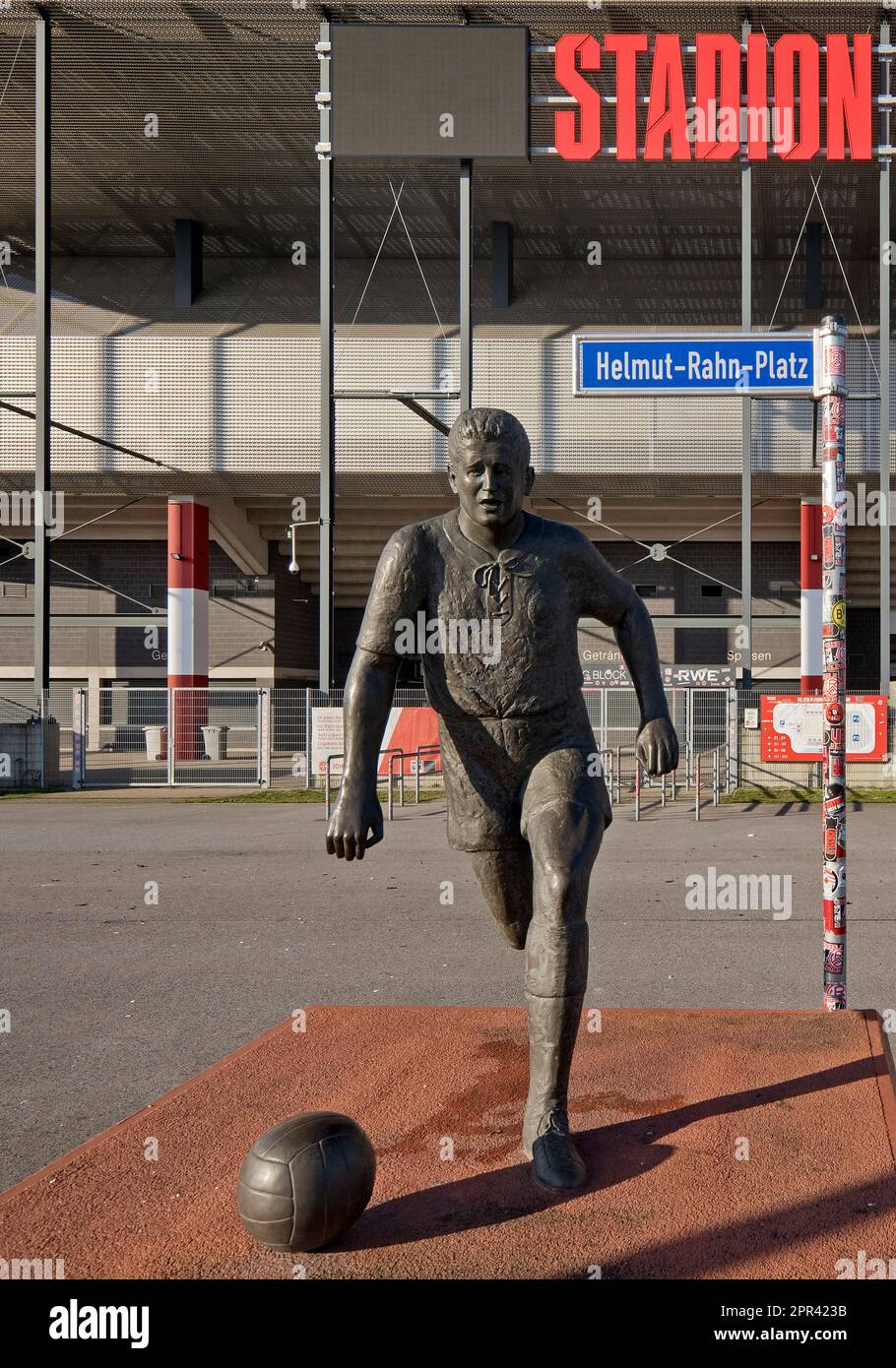 Scultura in bronzo del calciatore Helmut Rahn in piazza Helmut-Rahn, stadio Hafenstrasse, Germania, Renania settentrionale-Vestfalia, Ruhr Area, Essen Foto Stock