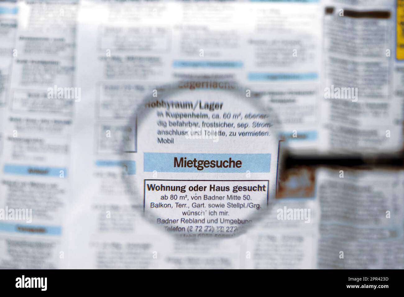 Voluto affittare in una newsletter, vista con lente d'ingrandimento, Germania, 5 Foto Stock
