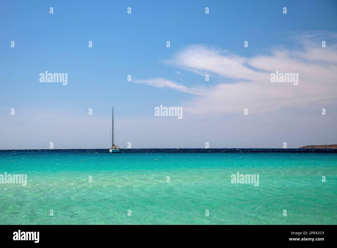Barca a vela, mare turchese e cielo blu in estate, Grecia, Peloponneso, Elafonisos Foto Stock