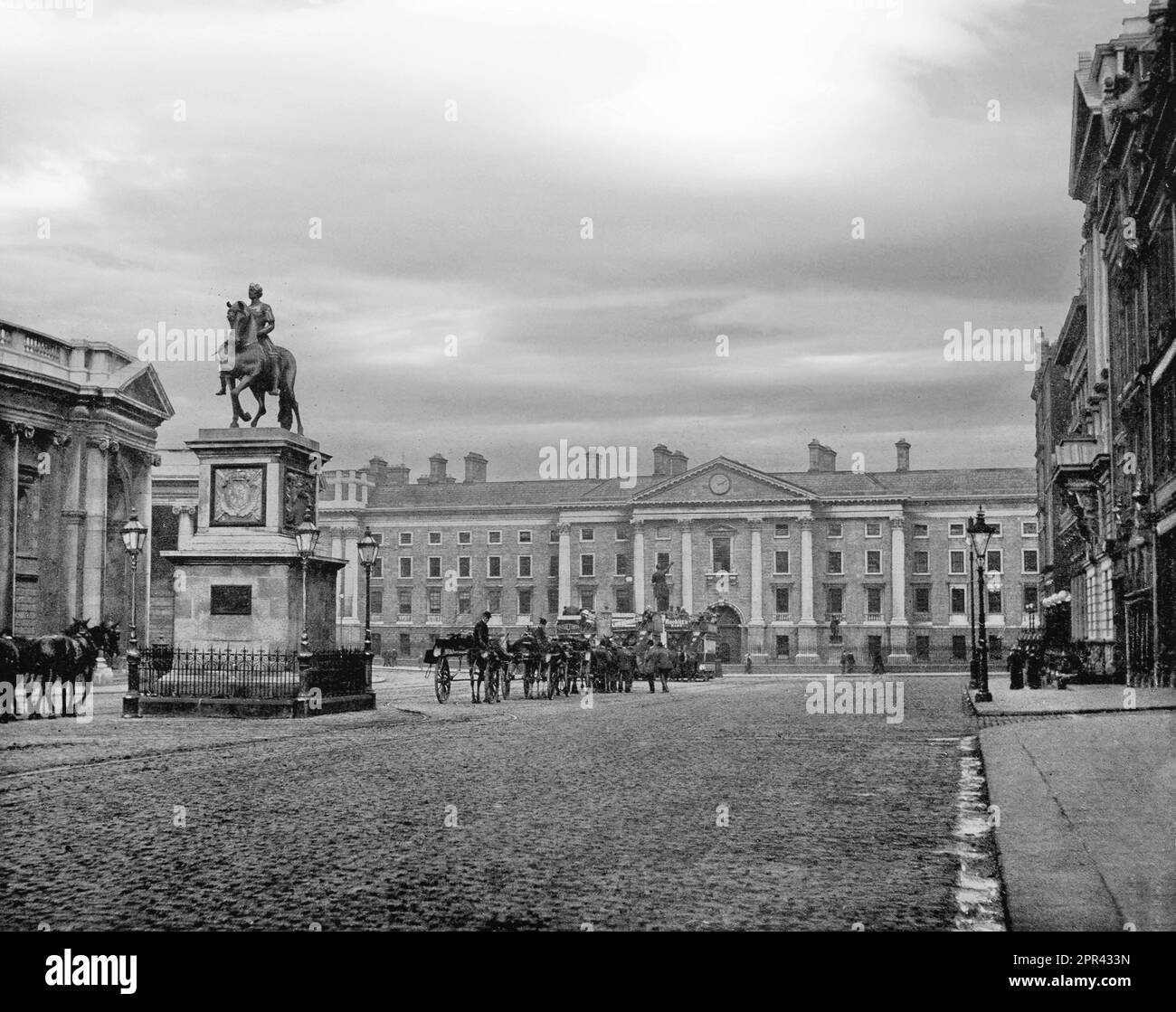 Una fotografia del tardo 19th ° secolo della statua di Re Guglielmo III a cavallo nel centro di College Green, Dublino, Irlanda. Creata nel 1701 da Grinling Gibbons, la statua è stata spesso defaced, dipinta di pece e attaccata numerose volte attraverso i secoli 19th e 20th, portando a molte riparazioni. Alla fine è stato decantato dopo che è stato gravemente danneggiato in un'esplosione il 11 novembre 1928. Foto Stock