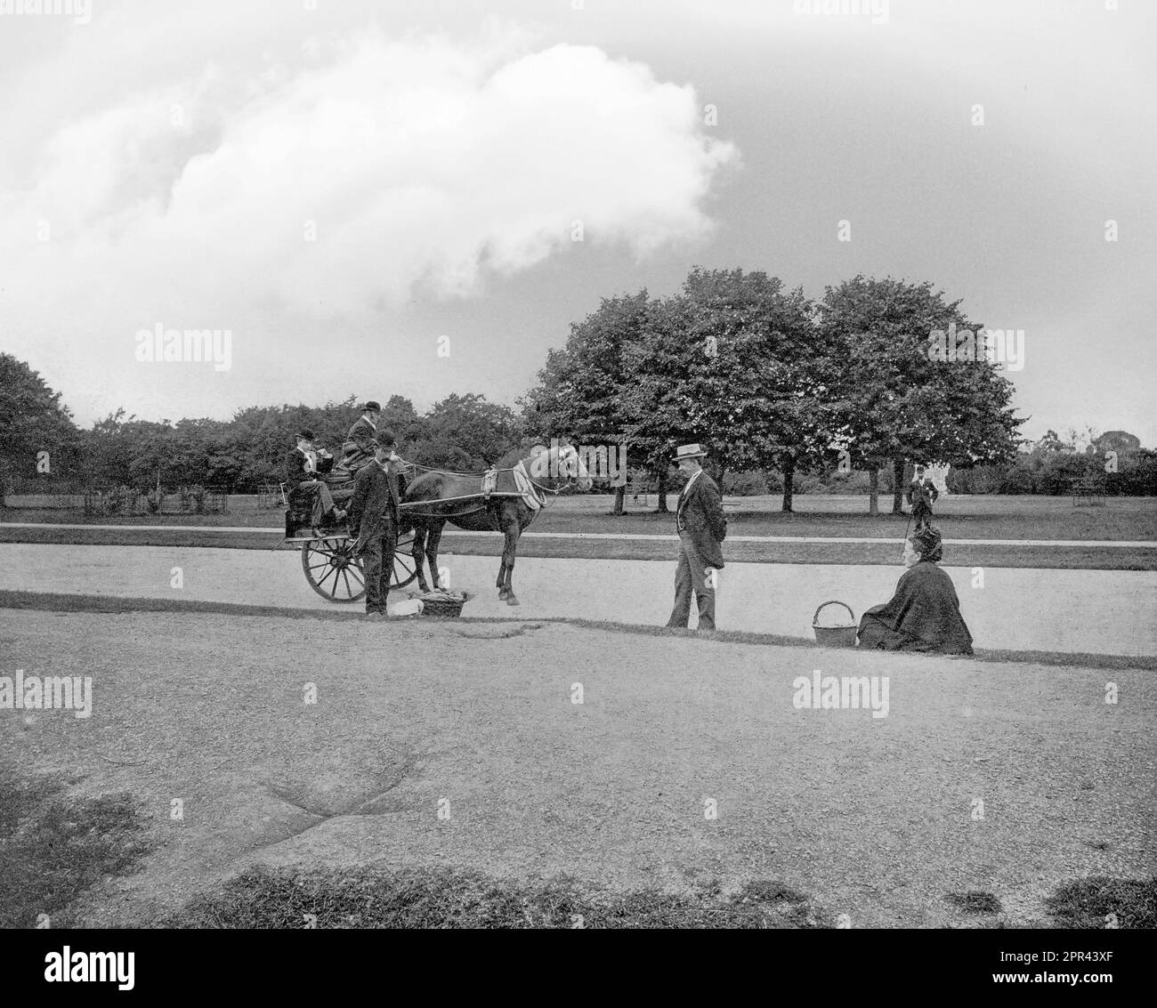 Una fotografia di fine 19th ° secolo del luogo in cui il Phoenix Park omicidi, le uccisioni fatali di Lord Frederick Cavendish e Thomas Henry Burke a Phoenix Park, Dublino, Irlanda, il 6 maggio 1882. Cavendish è stato il nuovo Segretario principale per l'Irlanda e Burke è stato il Sottosegretario permanente, il più alto funzionario irlandese. L'assassinio è stato effettuato da membri dell'organizzazione terroristica nota come Irish National Invincibles, una separazione più radicale dalla Fratellanza Repubblicana Irlandese. Foto Stock
