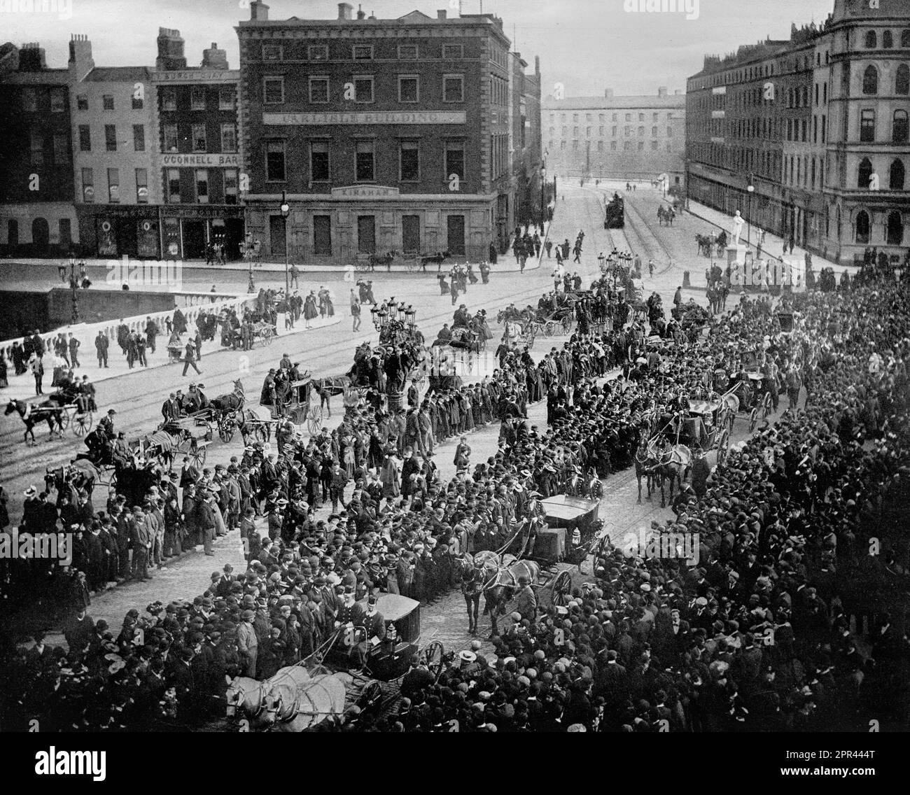 Una foto del tardo 19th ° secolo della processione Parnell Memorial mentre attraversa il ponte o'Connell sul fiume Liffey a Dublino, Irlanda, guidato da John Redmond, M.P. e altri 'noteables' Foto Stock