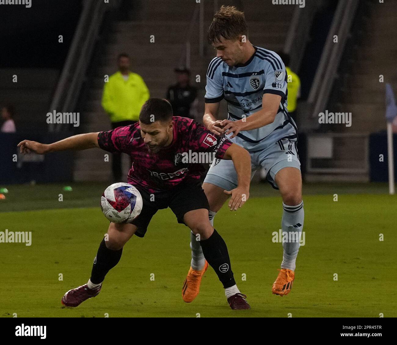 Kansas City, Kansas, Stati Uniti. 25th Apr, 2023. L'attaccante di Tulsa Athletic STEFAN CVETONOVIC #7 (l) protegge la posizione di offesa contro il centrocampista di Sporting KC Jacob Davis #17 (r) durante la seconda metà del gioco. (Credit Image: © Serena S.Y. Hsu/ZUMA Press Wire) SOLO PER USO EDITORIALE! Non per USO commerciale! Foto Stock