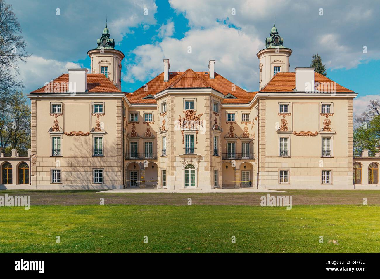 Facciata meridionale del Palazzo Bielinsky a Otwock Wielki in Polonia. Palazzo classicista su un'isola sul lago Rokola, residenza di una famiglia nobile Foto Stock