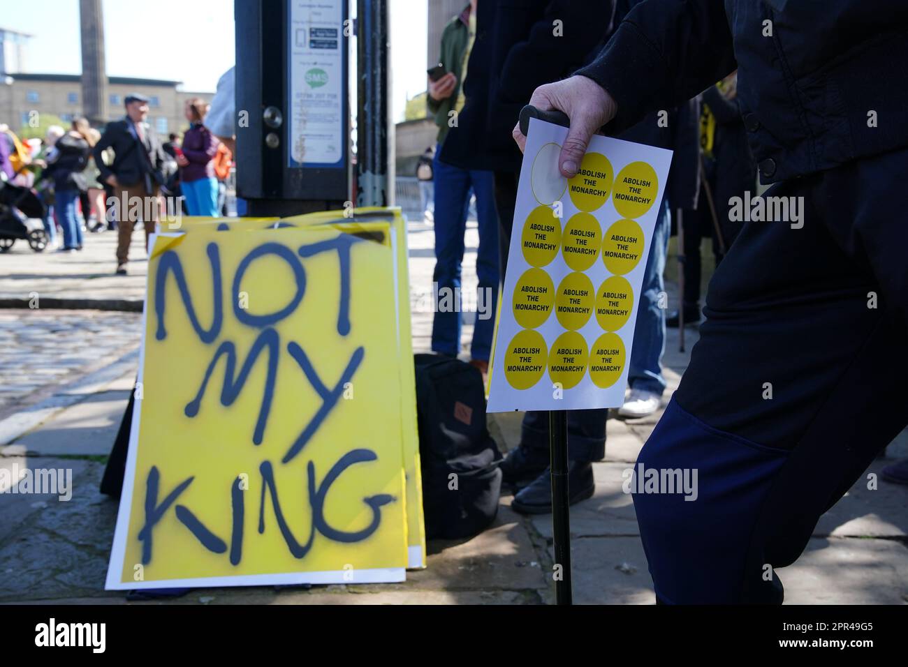 I manifestanti si riuniscono fuori dalla biblioteca centrale di Liverpool, davanti all'arrivo del re Carlo III e della regina Consort, per segnare ufficialmente il gemellaggio della biblioteca con la prima biblioteca pubblica Ucraina, la biblioteca scientifica regionale di Odesa. La coppia reale incontrerà i partner chiave coinvolti sia in un festival culturale di due settimane che si terrà a fianco del concorso Eurovisione, sia in Eurolearn, un programma educativo ispirato all'Eurovisione per studenti primari e secondari. Data immagine: Mercoledì 26 aprile 2023. Foto Stock