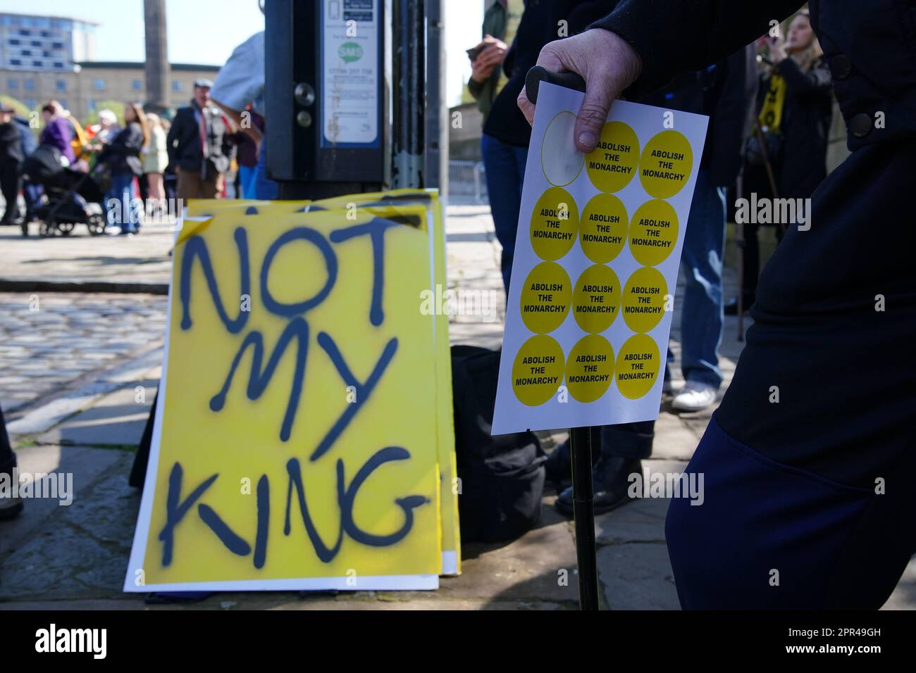 I manifestanti si riuniscono fuori dalla biblioteca centrale di Liverpool, davanti all'arrivo del re Carlo III e della regina Consort, per segnare ufficialmente il gemellaggio della biblioteca con la prima biblioteca pubblica Ucraina, la biblioteca scientifica regionale di Odesa. La coppia reale incontrerà i partner chiave coinvolti sia in un festival culturale di due settimane che si terrà a fianco del concorso Eurovisione, sia in Eurolearn, un programma educativo ispirato all'Eurovisione per studenti primari e secondari. Data immagine: Mercoledì 26 aprile 2023. Foto Stock