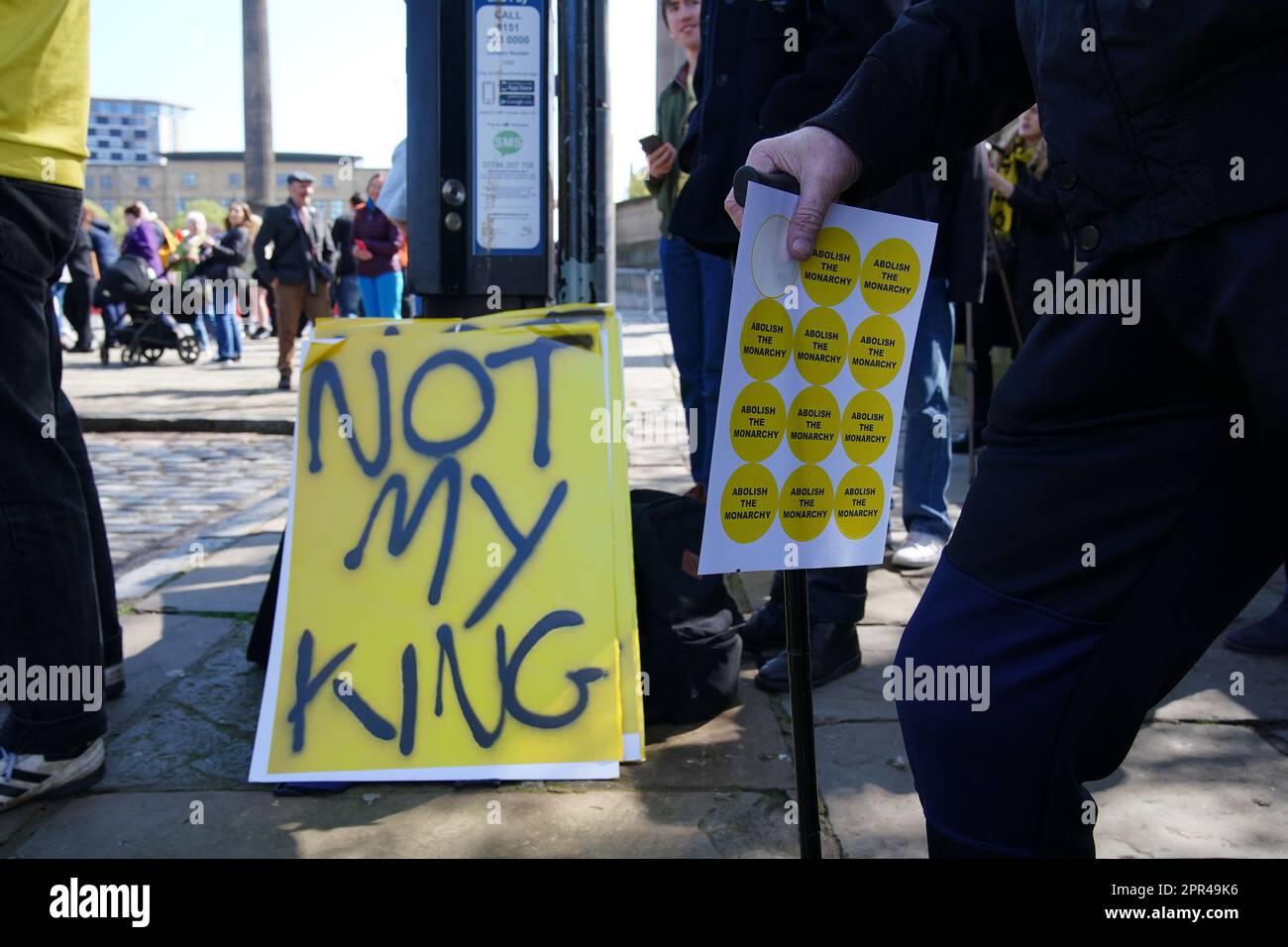 I manifestanti si riuniscono fuori dalla biblioteca centrale di Liverpool, davanti all'arrivo del re Carlo III e della regina Consort, per segnare ufficialmente il gemellaggio della biblioteca con la prima biblioteca pubblica Ucraina, la biblioteca scientifica regionale di Odesa. La coppia reale incontrerà i partner chiave coinvolti sia in un festival culturale di due settimane che si terrà a fianco del concorso Eurovisione, sia in Eurolearn, un programma educativo ispirato all'Eurovisione per studenti primari e secondari. Data immagine: Mercoledì 26 aprile 2023. Foto Stock