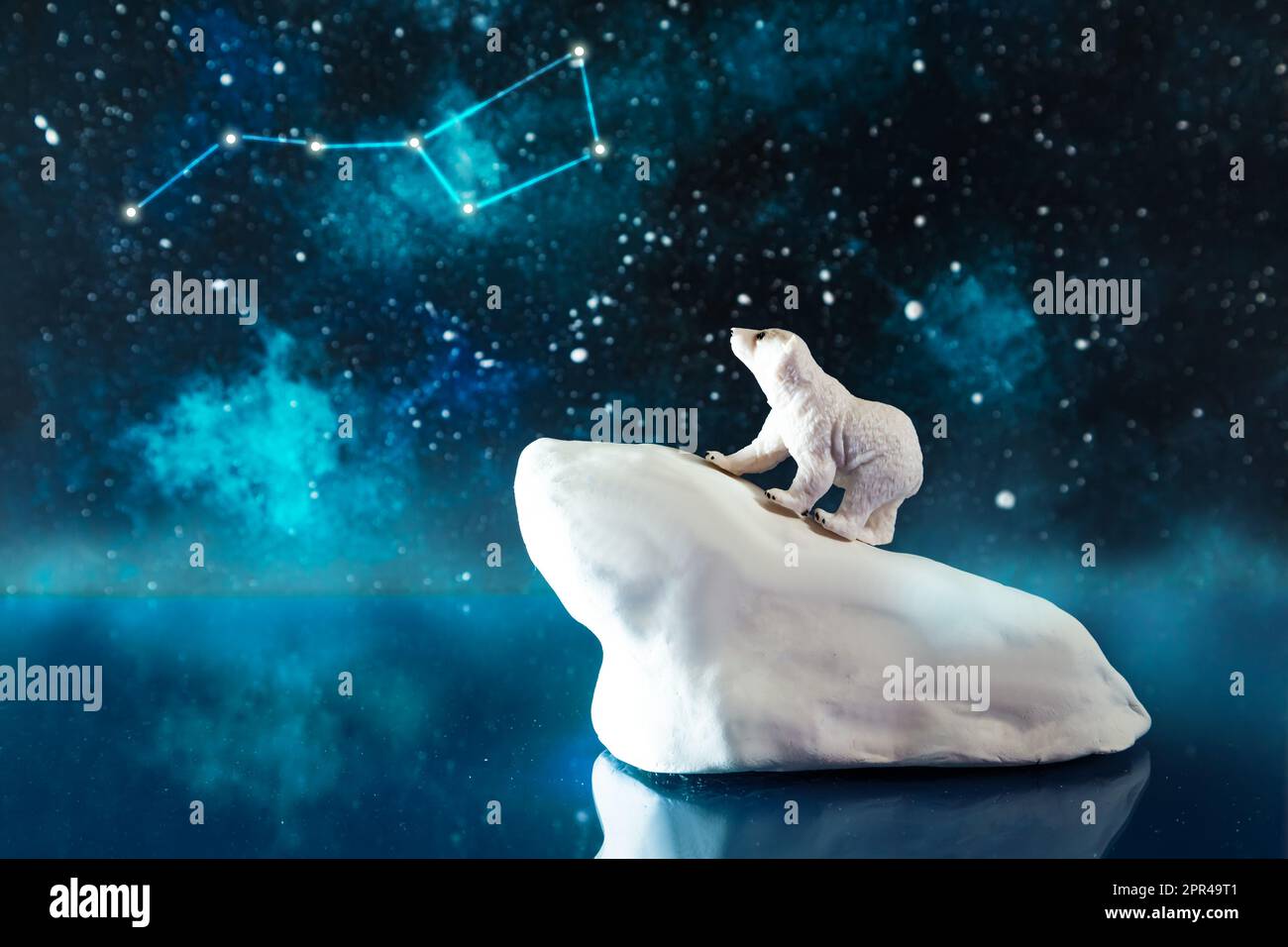 Orso polare su un galleggiante di ghiaccio nel freddo mare del nord. Notte artica stellata. Costellazione Ursa maggiore. Installazione. Foto Stock