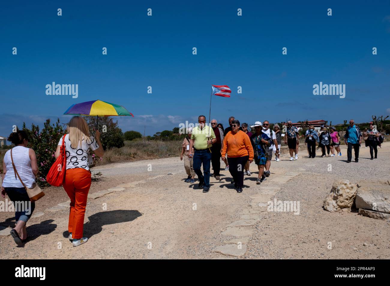 Le guide del tour scortano un gruppo di turisti intorno al parco archeologico di Paphos e ai mosaici, Paphos e Cipro Foto Stock