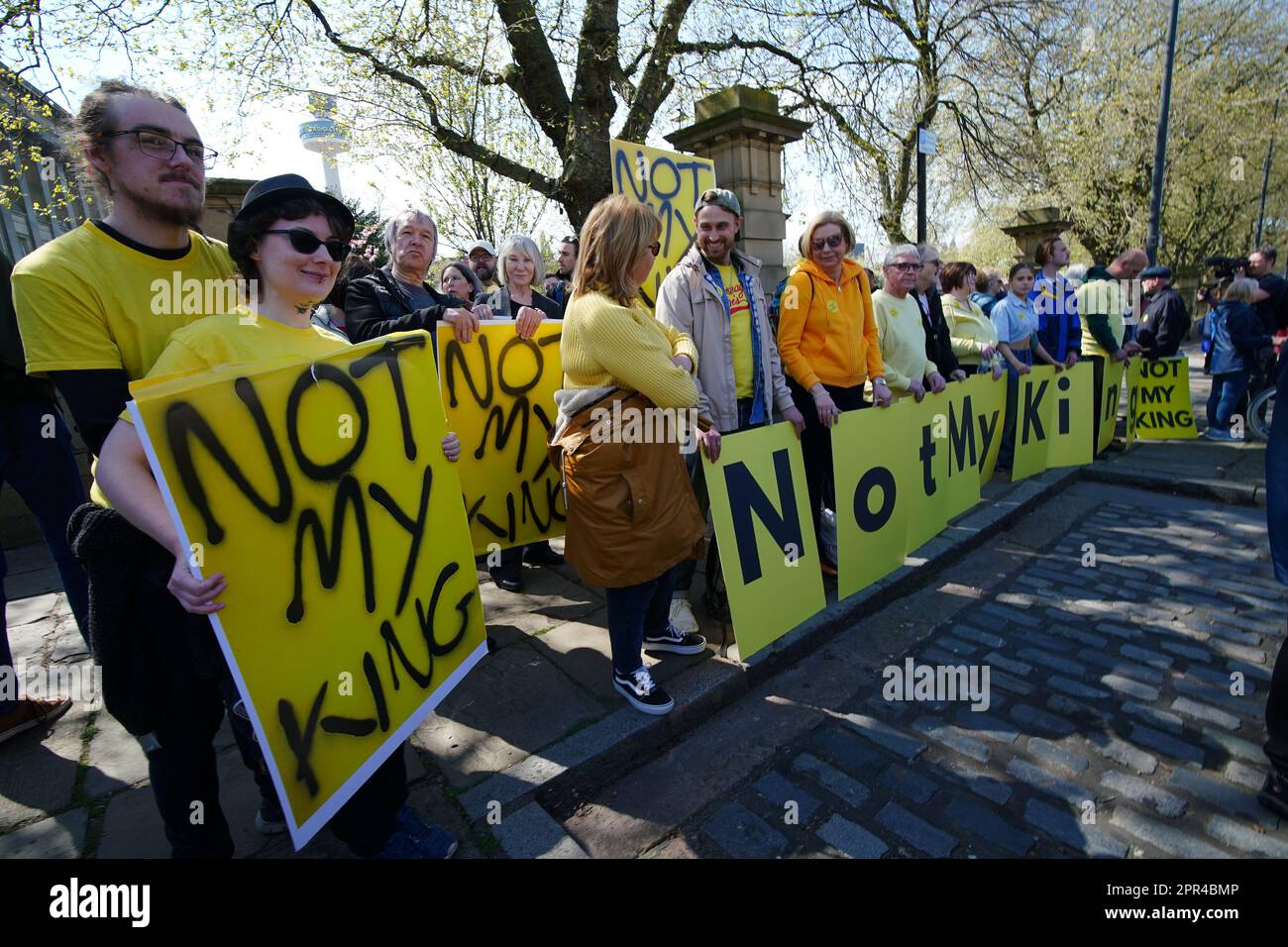 I manifestanti si riuniscono fuori dalla biblioteca centrale di Liverpool, davanti all'arrivo del re Carlo III e della regina Consort, per segnare ufficialmente il gemellaggio della biblioteca con la prima biblioteca pubblica Ucraina, la biblioteca scientifica regionale di Odesa. La coppia reale incontrerà i partner chiave coinvolti sia in un festival culturale di due settimane che si terrà a fianco del concorso Eurovisione, sia in Eurolearn, un programma educativo ispirato all'Eurovisione per studenti primari e secondari. Data immagine: Mercoledì 26 aprile 2023. Foto Stock