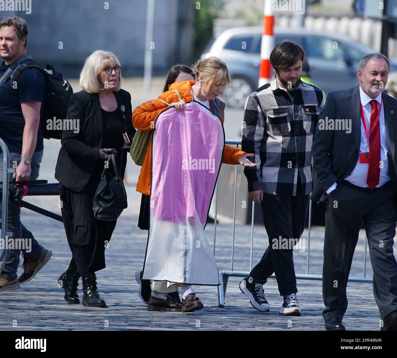 Il presentatore Mel Giedroyc arriva prima della visita del re Carlo III e della regina Consort, per segnare ufficialmente il gemellaggio della biblioteca con la prima biblioteca pubblica Ucraina, la biblioteca scientifica regionale di Odesa. La coppia reale incontrerà i partner chiave coinvolti sia in un festival culturale di due settimane che si terrà a fianco del concorso Eurovisione, sia in Eurolearn, un programma educativo ispirato all'Eurovisione per studenti primari e secondari. Data immagine: Mercoledì 26 aprile 2023. Foto Stock