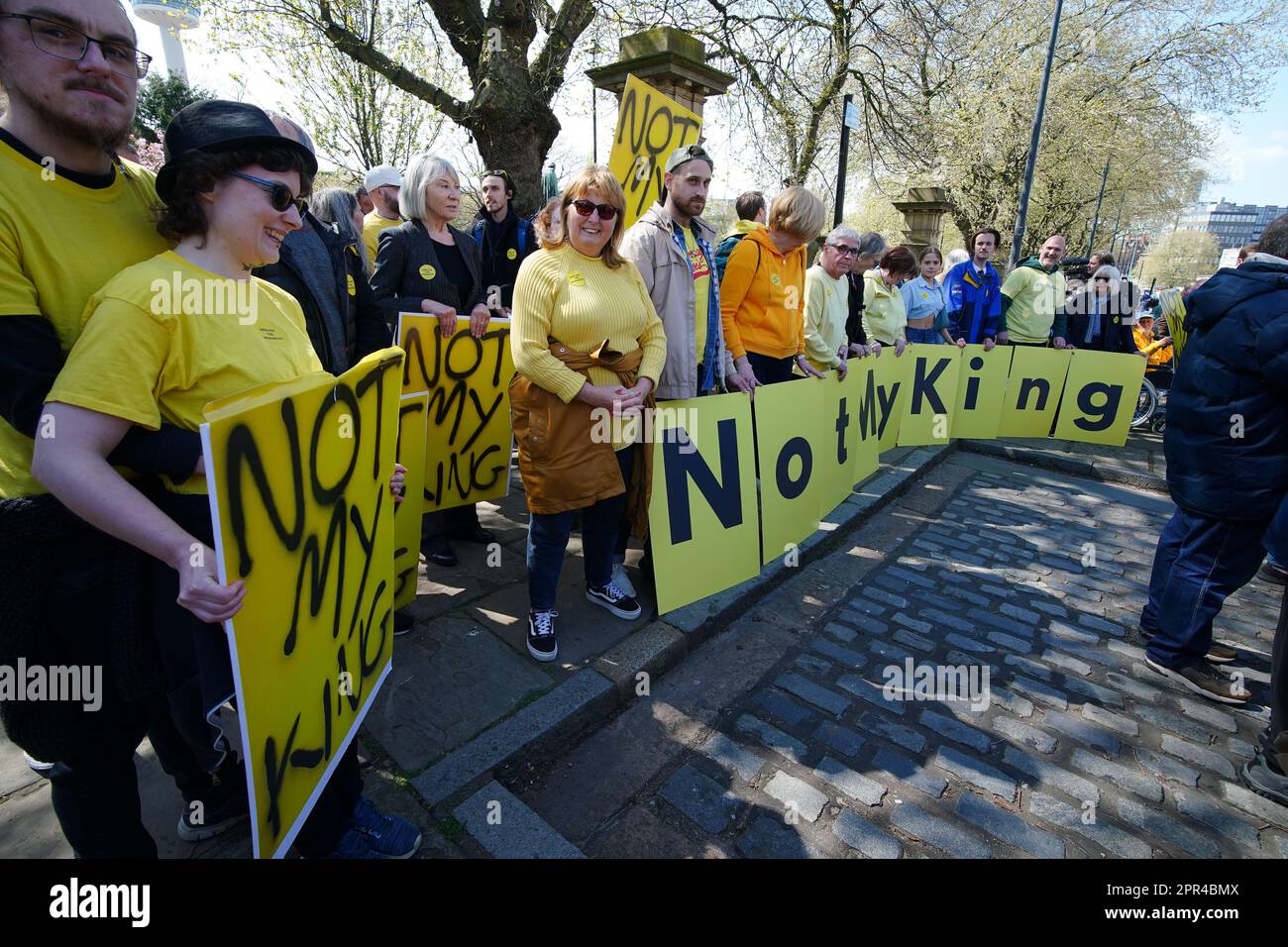 I manifestanti si riuniscono fuori dalla biblioteca centrale di Liverpool, davanti all'arrivo del re Carlo III e della regina Consort, per segnare ufficialmente il gemellaggio della biblioteca con la prima biblioteca pubblica Ucraina, la biblioteca scientifica regionale di Odesa. La coppia reale incontrerà i partner chiave coinvolti sia in un festival culturale di due settimane che si terrà a fianco del concorso Eurovisione, sia in Eurolearn, un programma educativo ispirato all'Eurovisione per studenti primari e secondari. Data immagine: Mercoledì 26 aprile 2023. Foto Stock