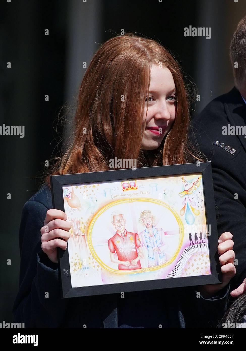 Gli scolari tengono il disegno mentre aspettano fuori dalla biblioteca centrale di Liverpool, davanti all'arrivo del re Carlo III e della regina Consort, per segnare ufficialmente il gemellaggio della biblioteca con la prima biblioteca pubblica dell'Ucraina, la biblioteca scientifica regionale di Odesa. La coppia reale incontrerà i partner chiave coinvolti sia in un festival culturale di due settimane che si terrà a fianco del concorso Eurovisione, sia in Eurolearn, un programma educativo ispirato all'Eurovisione per studenti primari e secondari. Data immagine: Mercoledì 26 aprile 2023. Foto Stock