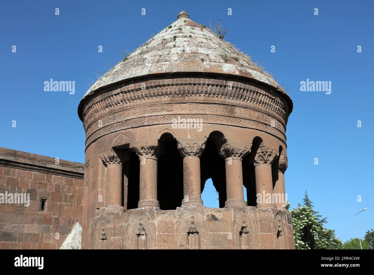Emir Bayindir Tomb si trova nel quartiere di Ahlat. La tomba fu costruita nel 1477 da Bayindir ibn Rustem. Bitlis, Turchia. Foto Stock