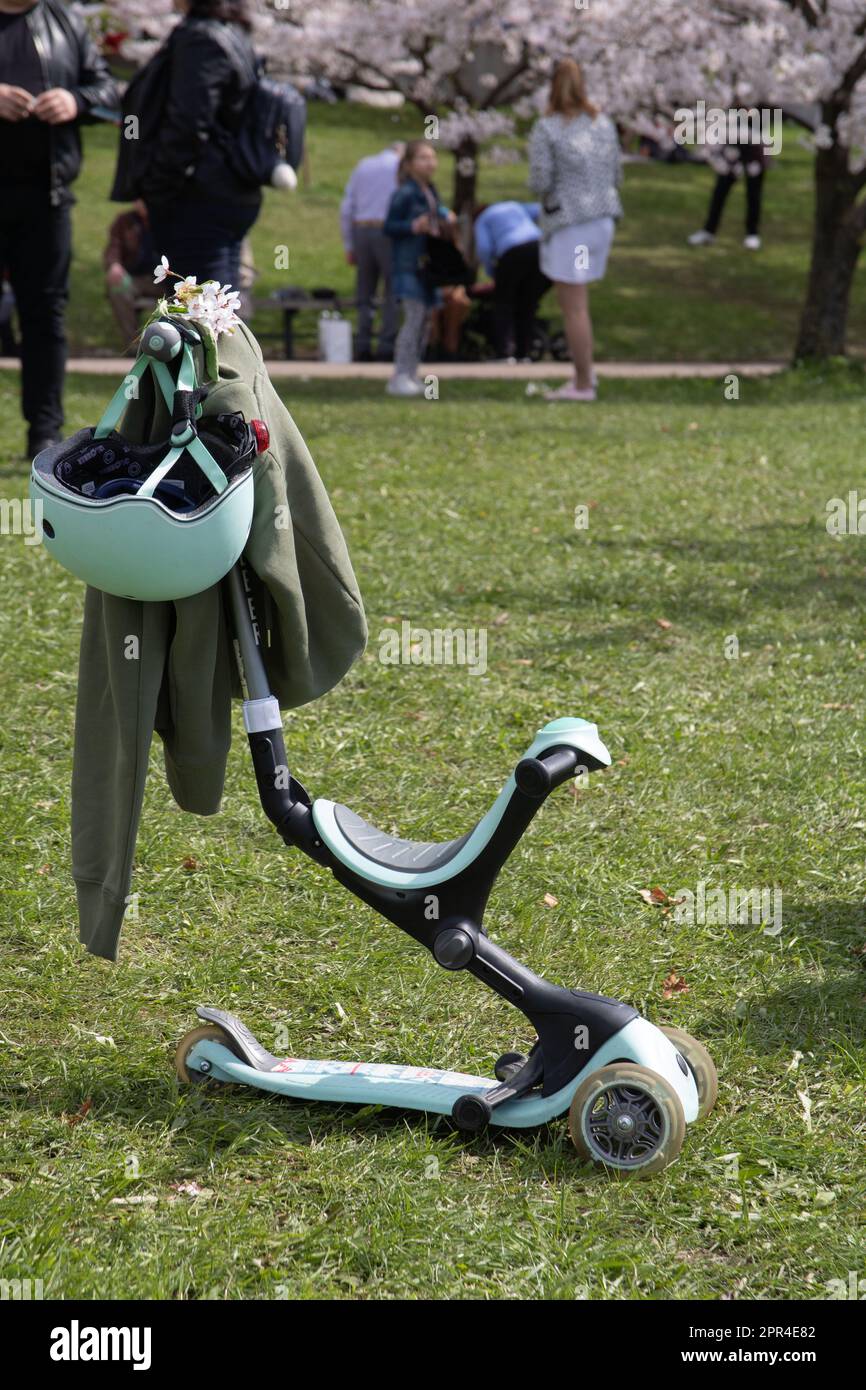 foto di uno scooter per bambini sulla strada in un luogo pubblico Foto Stock