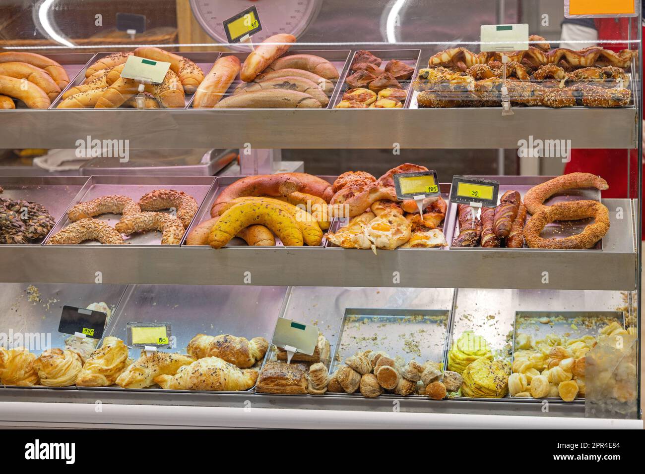 Prodotti da forno appena sfornati in una custodia da esposizione presso il Bakery Shop Foto Stock