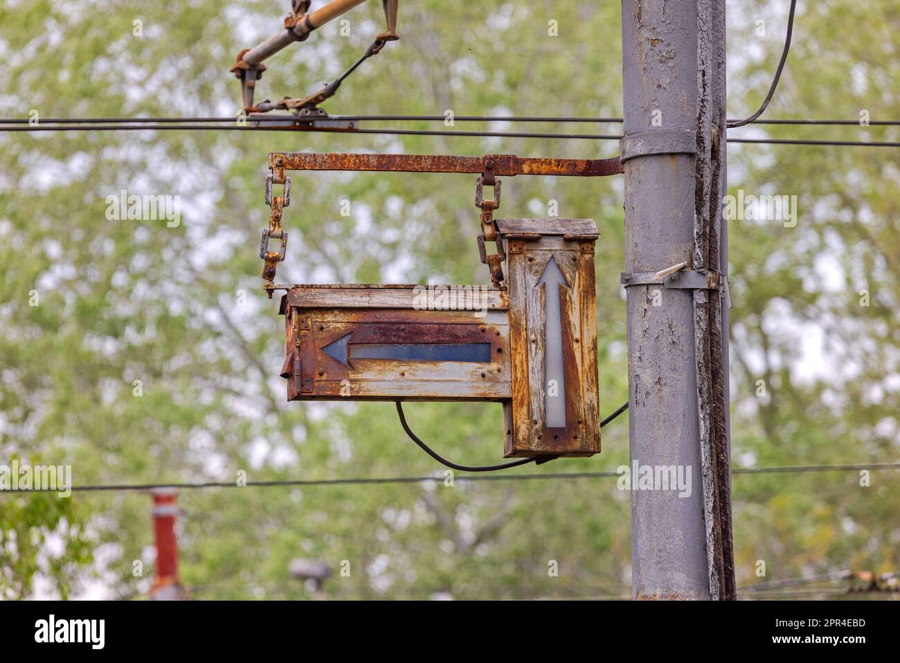 Frecce di direzione per il traffico dei tram a Rusty Pole Foto Stock