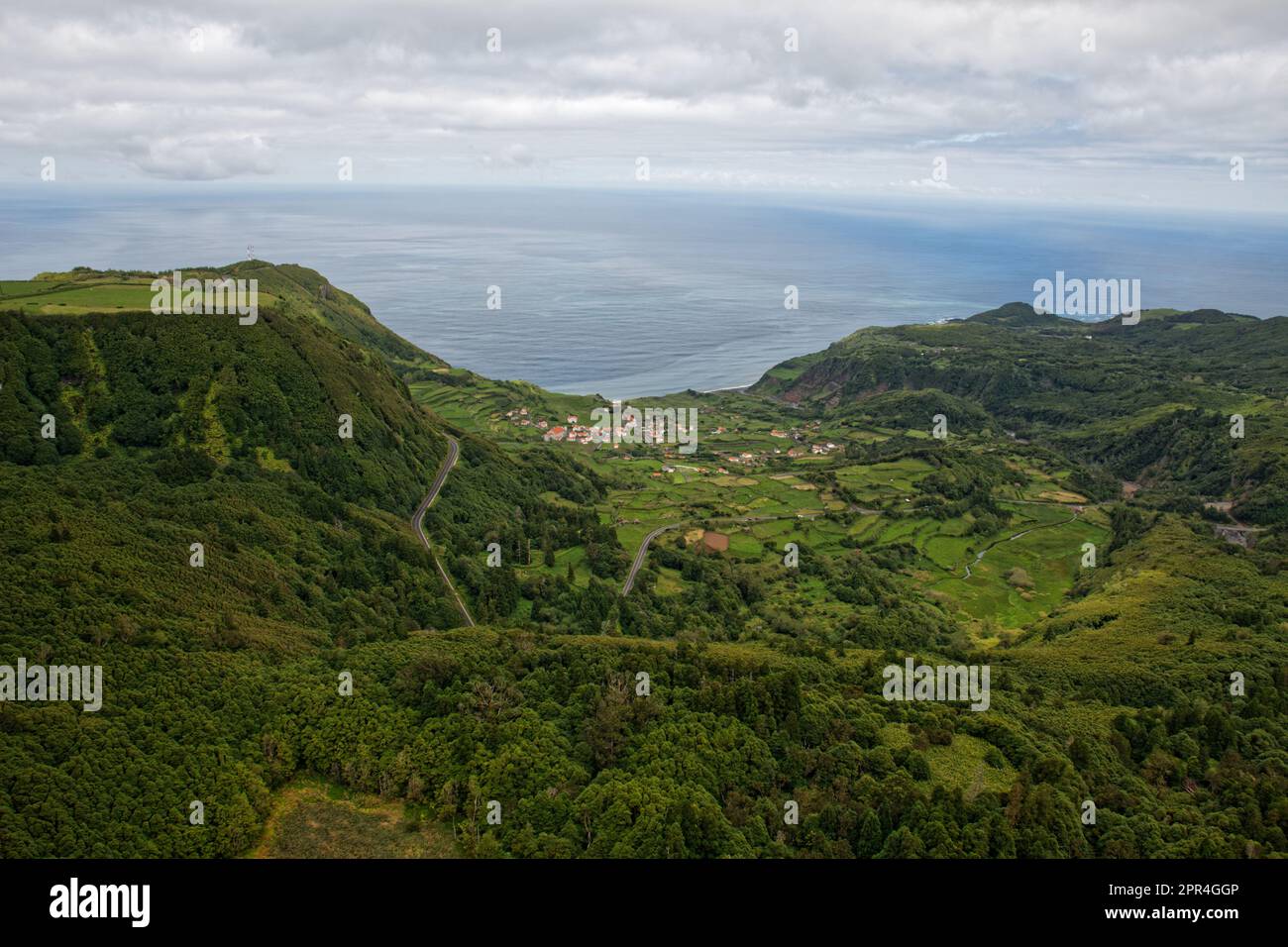 Vista panoramica della città di Fajãzinha da un punto panoramico in cima a una collina sull'isola di Flores, Azzorre, Portogallo Foto Stock