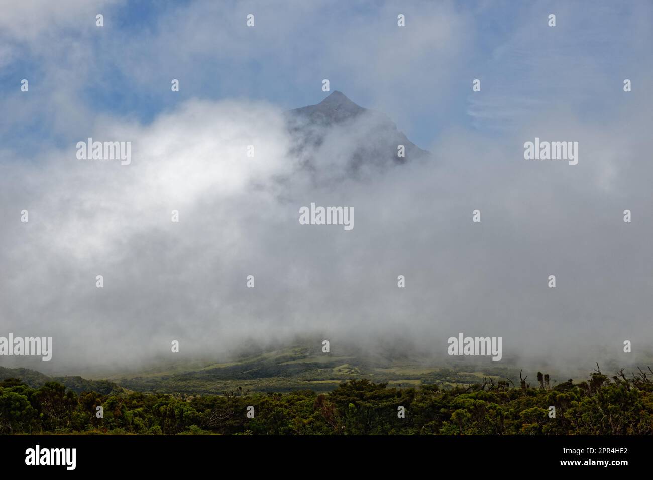 La cima del monte Pico appare dietro le nuvole sull'isola di Pico, Azzorre, Portogallo Foto Stock