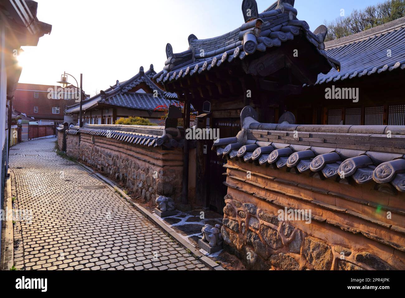 Jeonju Hanok Village tranquilla strada laterale vista tramonto in Corea del Sud. Quartiere di tradizionale architettura coreana in legno. Foto Stock