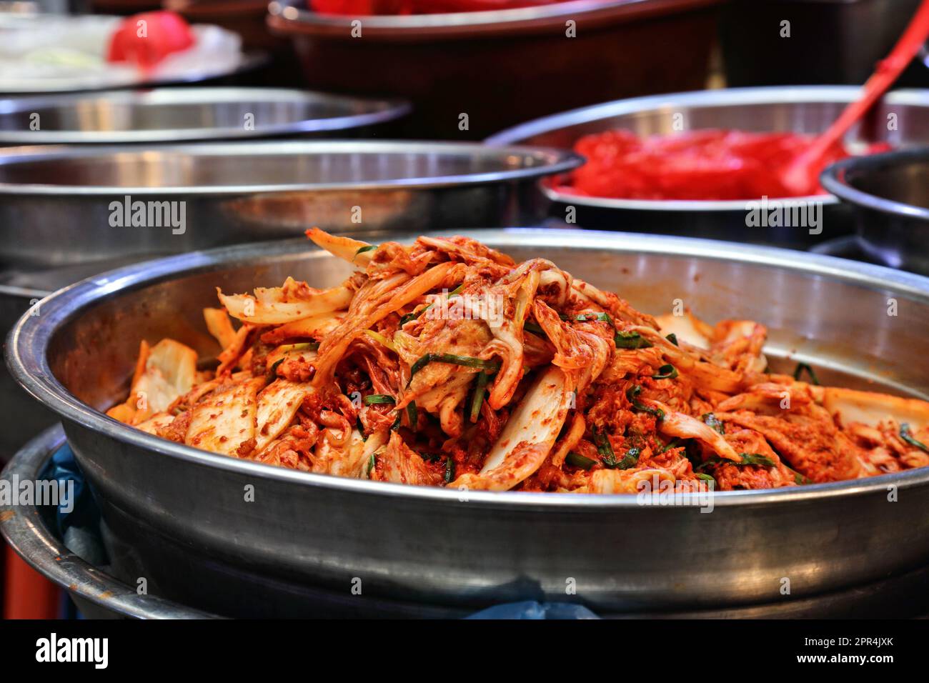 Kimchi - cibo coreano al tradizionale mercato Gwangjang nel quartiere di Jongno di Seoul, Corea del Sud. Foto Stock