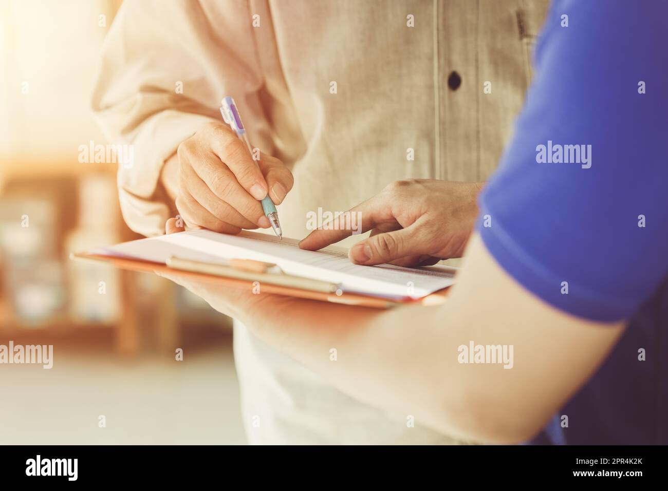 closeup agente di vendita forza clienti firmare la firma per il concetto di documento del contratto di affari Foto Stock