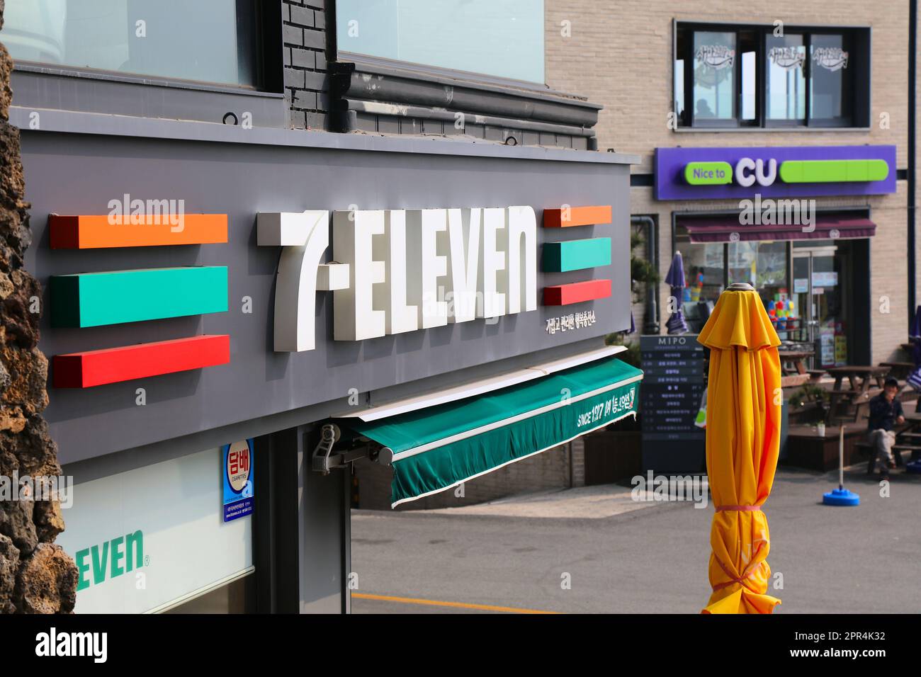 BUSAN, COREA DEL SUD - 29 MARZO 2023: Minimarket con marchio 7-Eleven a Busan, Corea del Sud. In competizione in background, il mini-market CU è visitabile Foto Stock