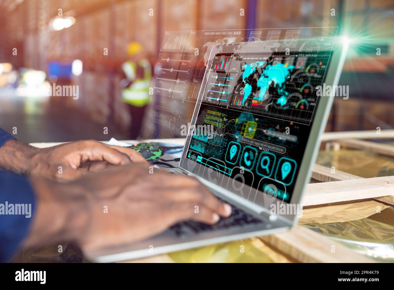 Personale di magazzino che utilizza il software di gestione dello storage e di monitoraggio delle spedizioni delle scorte e delle tecnologie avanzate. Foto Stock