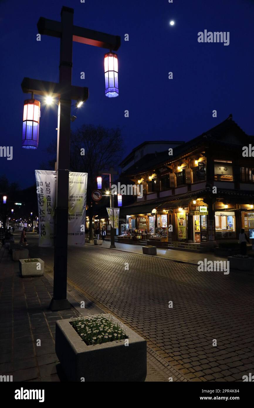 JEONJU, COREA DEL SUD - 3 APRILE 2023: Vista serale della strada del villaggio di Jeonju Hanok, tradizionale quartiere di architettura in legno nella città di Jeonju. Foto Stock