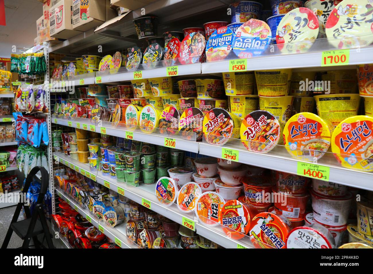 SEUL, COREA DEL SUD - 5 APRILE 2023: Scelta immediata di tazze ramen noodle in un negozio di alimentari a Seul, Corea del Sud. Foto Stock