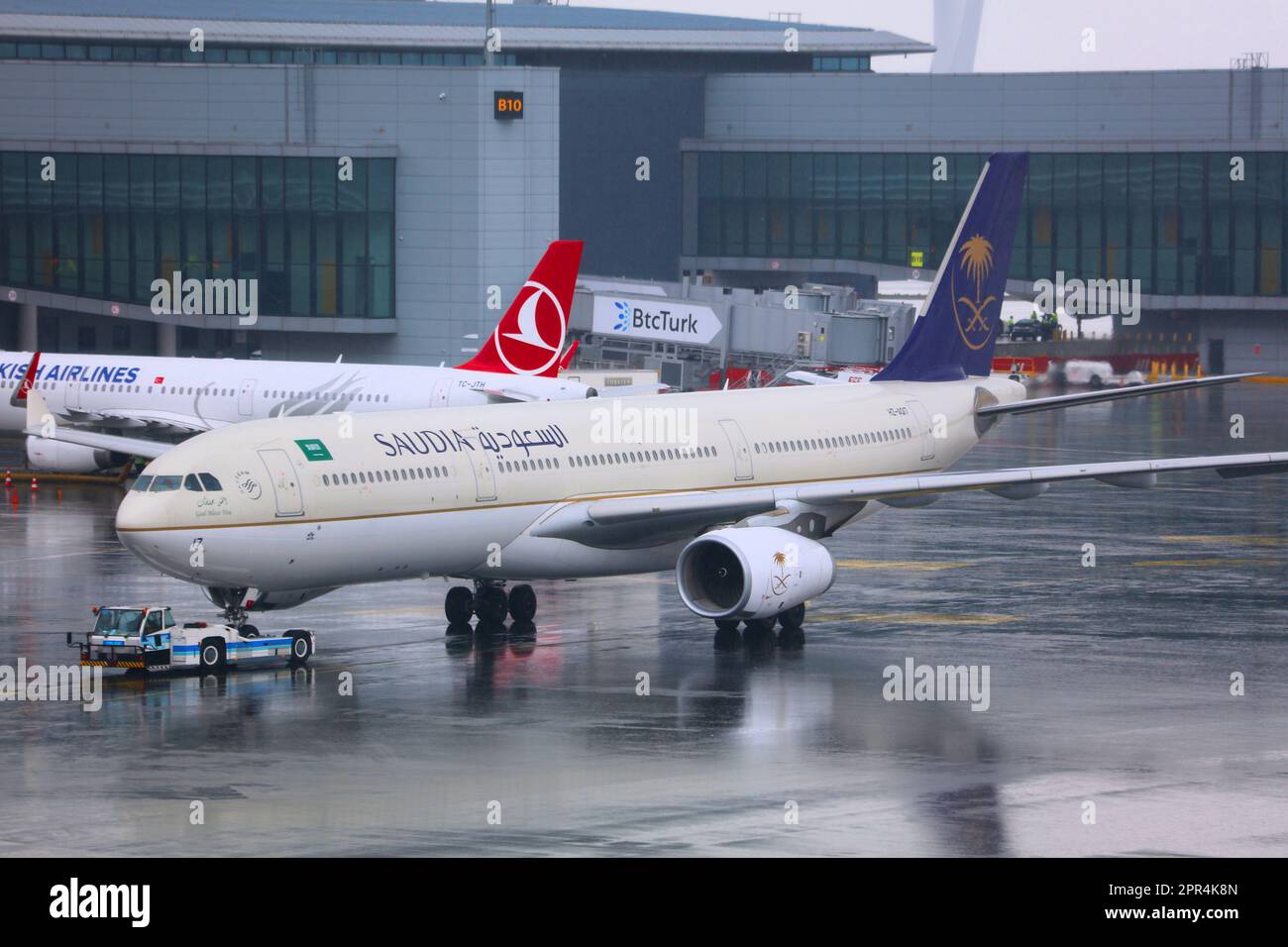 ISTANBUL, TURCHIA - 11 APRILE 2023: Compagnia aerea Saudia Airbus A330 all'aeroporto internazionale di Istanbul in Turchia. Foto Stock
