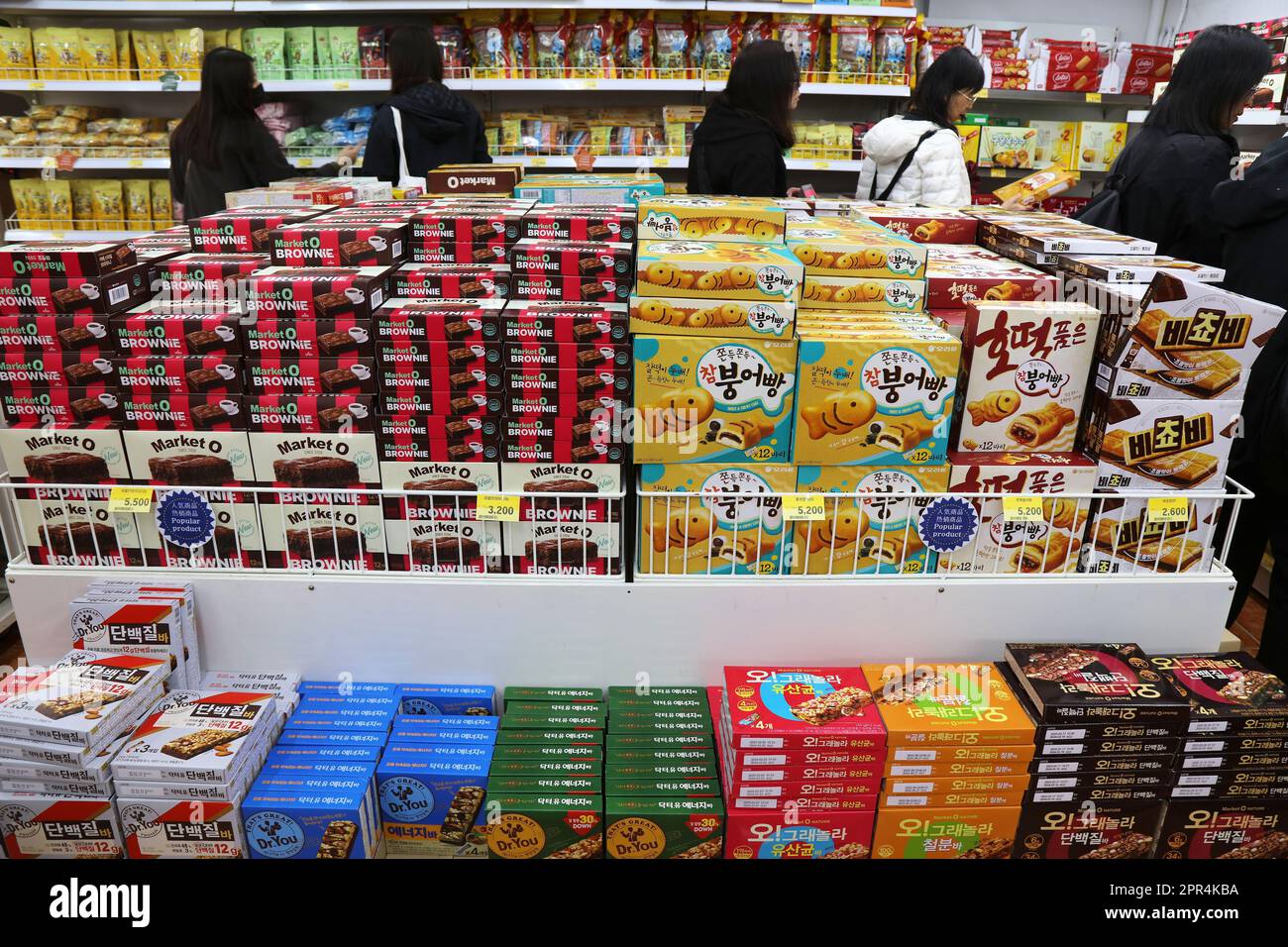 SEOUL, COREA DEL SUD - 5 APRILE 2023: Scelta di biscotti e altri dolci in un negozio di alimentari a Seoul, Corea del Sud. Foto Stock
