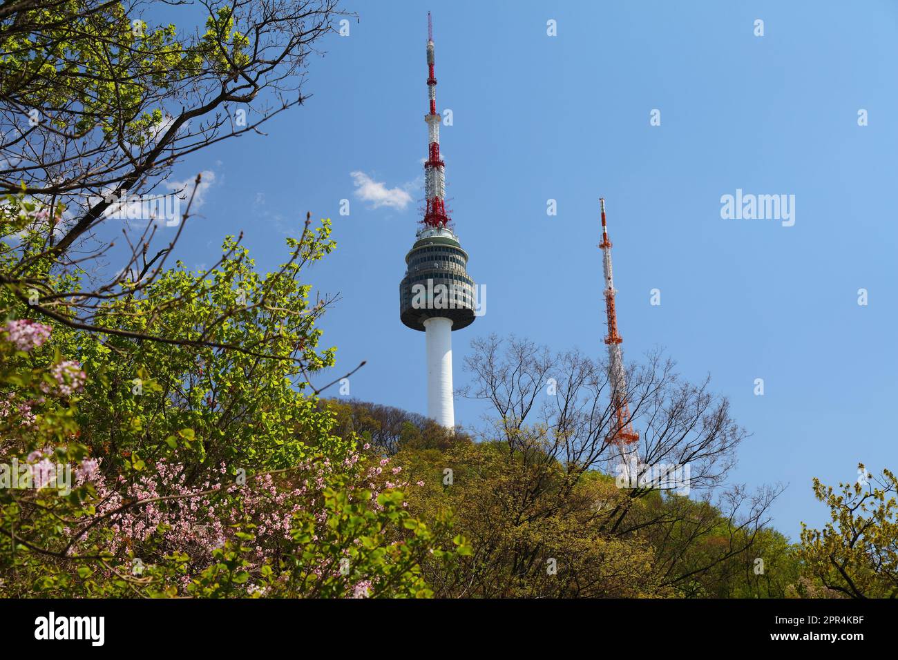 SEOUL, COREA DEL SUD - 8 APRILE 2023: N Seoul Tower comunemente conosciuta come Namsan Tower, comunicazione e osservazione nel Parco Namsan di Seoul. Foto Stock