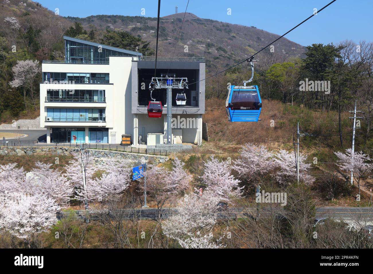 GEOJE, COREA DEL SUD - 31 MARZO 2023: Funivia di Geoje Panorama, attrazione turistica nell'isola di Geoje nella regione di Gyeongsangnam-do della Corea del Sud. Foto Stock