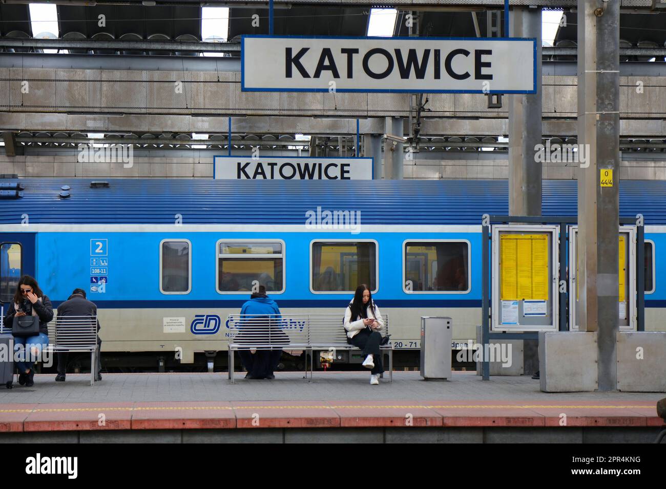 KATOWICE, POLONIA - 24 MARZO 2023: Treno passeggeri Ceske Drahy (Ferrovie ceche) alla stazione di Katowice, principale centro ferroviario della regione di Slaskie in Polonia. Foto Stock