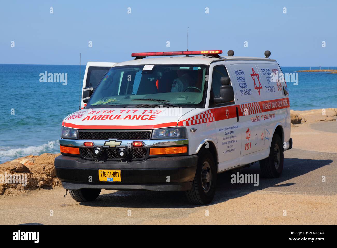 TEL AVIV, ISRAELE - 2 NOVEMBRE 2022: Ambulanza Chevrolet in una strada a Tel Aviv, Israele. È di proprietà di Magen David Adom organizzazione non governativa Foto Stock