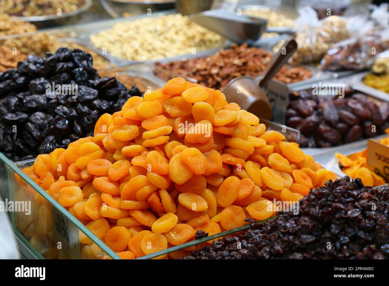 Albicocca secca e prugne. Cucina israeliana al mercato Mahane Yehuda (o shuk) a Gerusalemme. Foto Stock