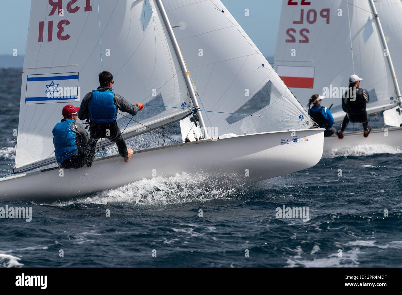 Hyeres, Francia. 24th Apr, 2023. La squadra israeliana (Gil Cohen e Leam Faytlovitch) compete in classe 470 durante la 51th edizione della settimana olimpica francese a Hyeres, in Francia, il 24 aprile 2023. Foto di Laurent Coust/ABACAPRESS.COM Credit: Abaca Press/Alamy Live News Foto Stock