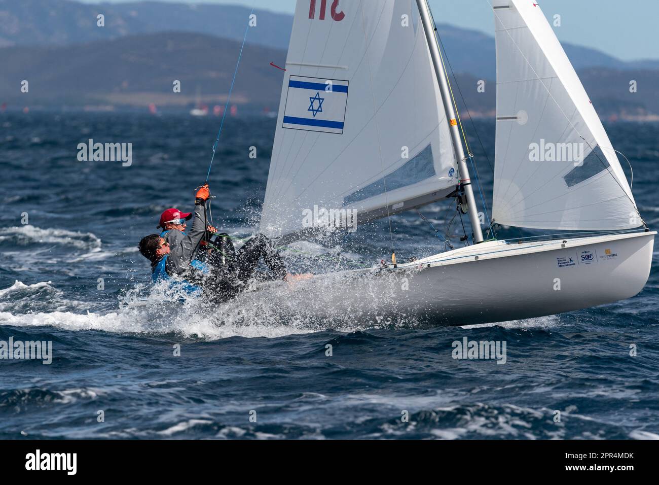 Hyeres, Francia. 24th Apr, 2023. La squadra israeliana (Gil Cohen e Leam Faytlovitch) compete in classe 470 durante la 51th edizione della settimana olimpica francese a Hyeres, in Francia, il 24 aprile 2023. Foto di Laurent Coust/ABACAPRESS.COM Credit: Abaca Press/Alamy Live News Foto Stock