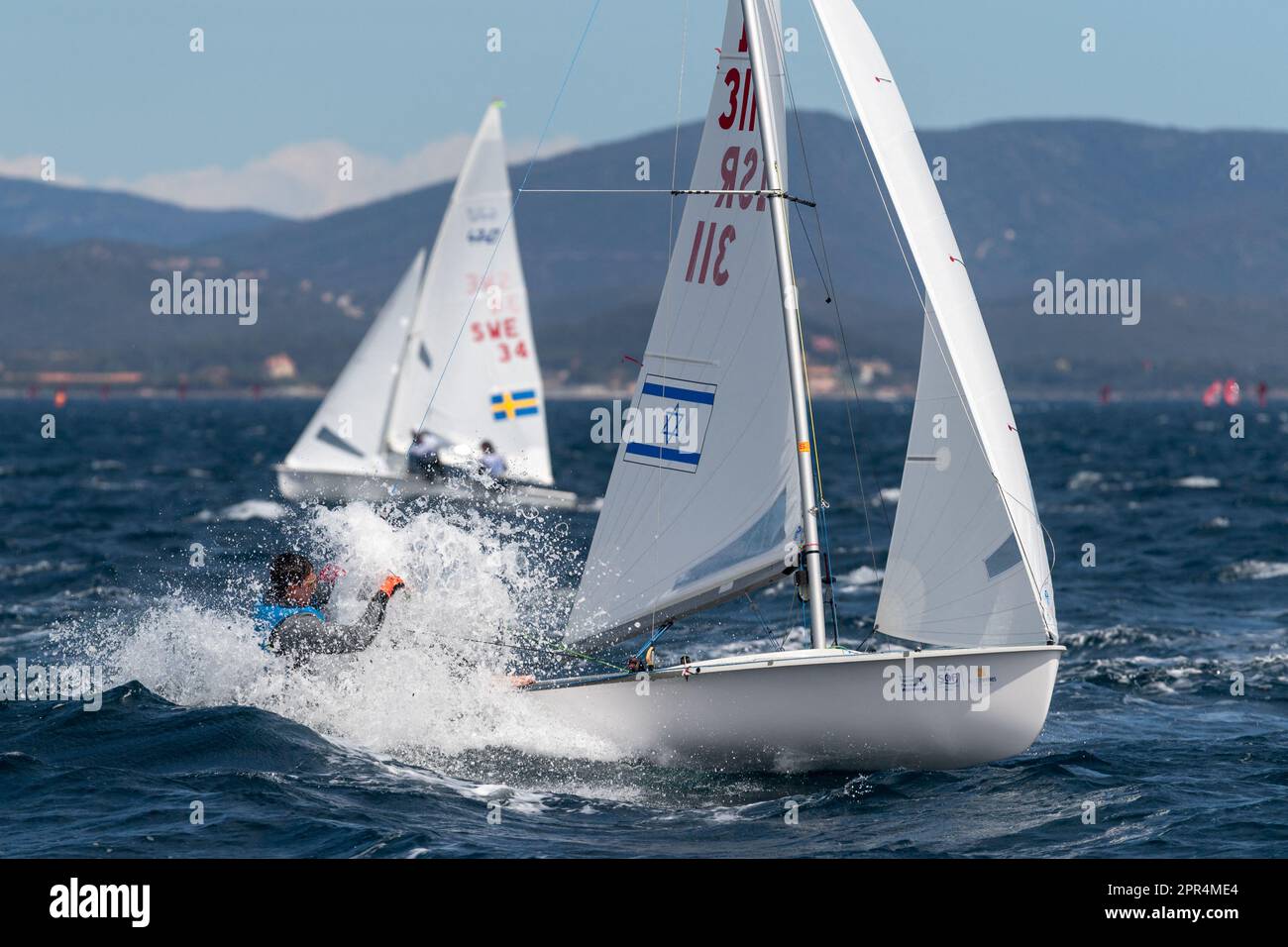 Hyeres, Francia. 24th Apr, 2023. La squadra israeliana (Gil Cohen e Leam Faytlovitch) compete in classe 470 durante la 51th edizione della settimana olimpica francese a Hyeres, in Francia, il 24 aprile 2023. Foto di Laurent Coust/ABACAPRESS.COM Credit: Abaca Press/Alamy Live News Foto Stock