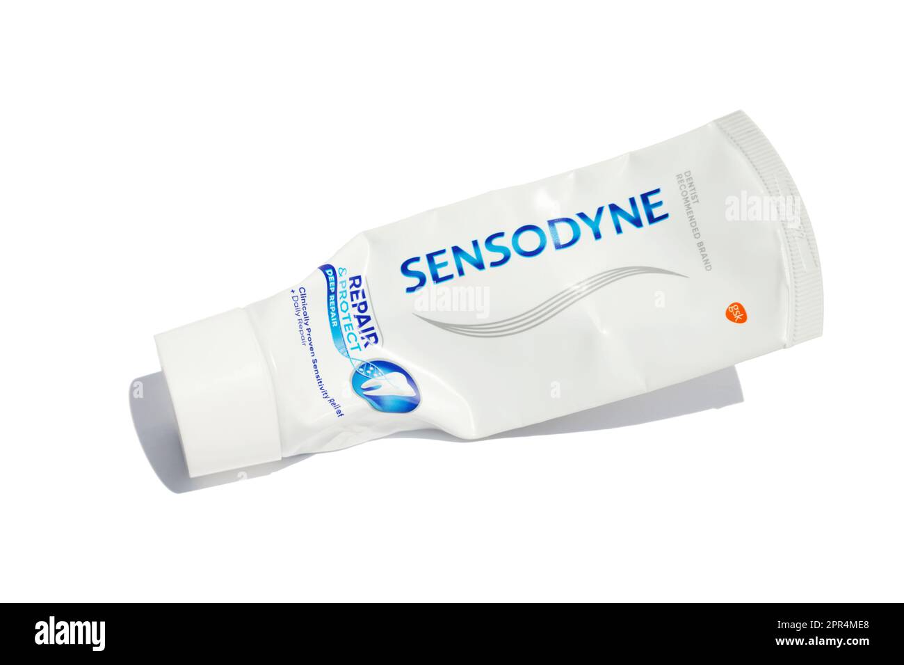 Ho Chi Minh City, Vietnam - 25 aprile 2023: Tubo di dentifricio stropicciato usato con logo Sensodyne isolato su bianco. Confezione vuota del prodotto per l'igiene orale Foto Stock