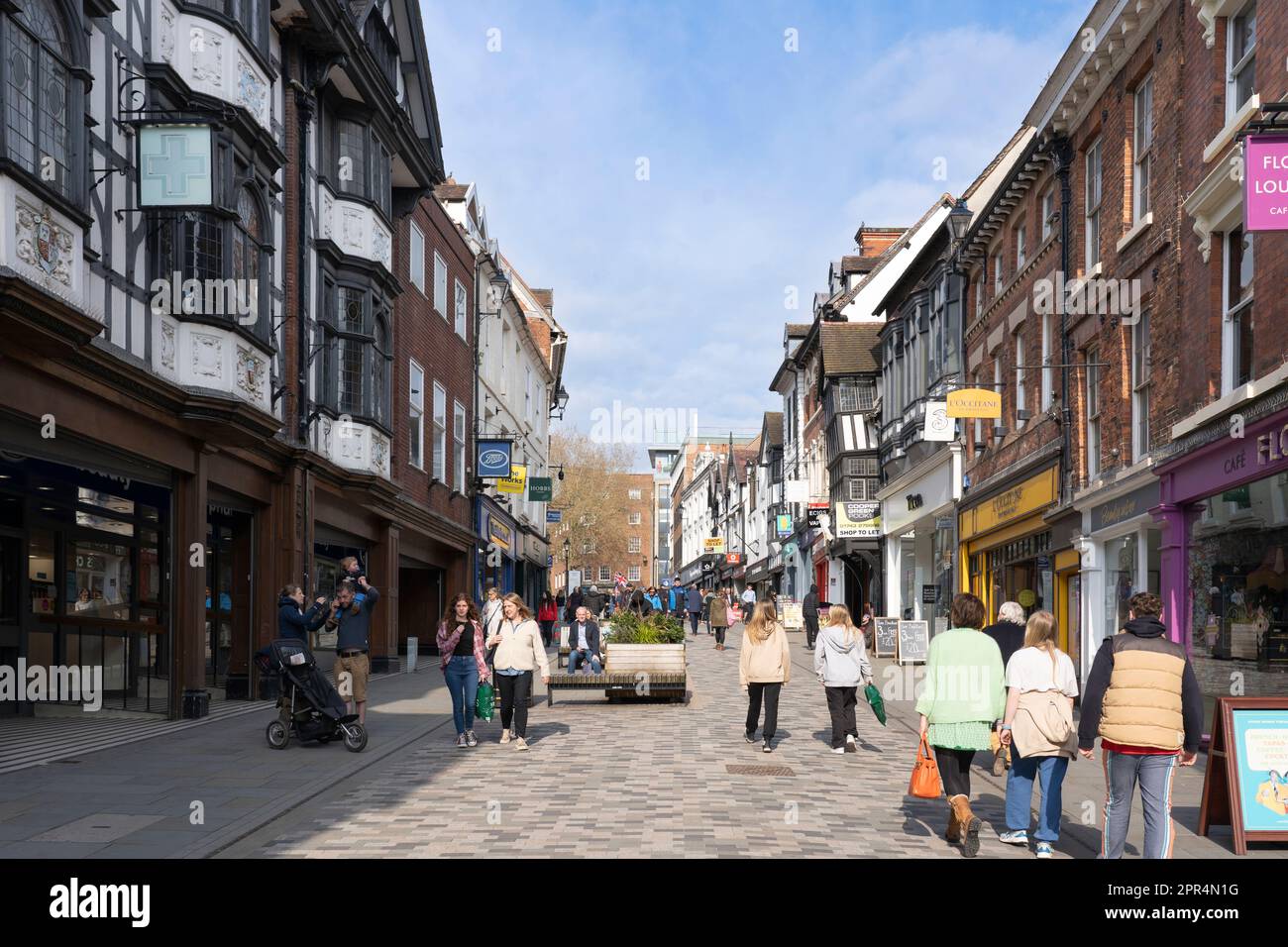 Pedoni a piedi lungo la Pride Hill pedonale nel centro di Shrewsbury. Shropshire, Regno Unito. Concetto: Strada principale del Regno Unito, stato dell'economia del Regno Unito Foto Stock