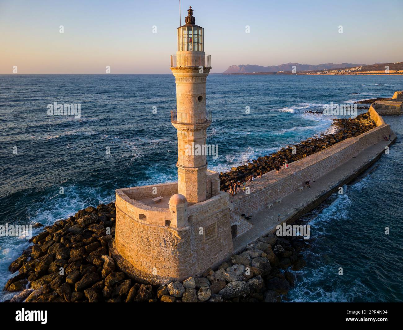 Veduta aerea del vecchio faro di epoca veneziana nel porto di la Canea al tramonto (Creta, Grecia) Foto Stock