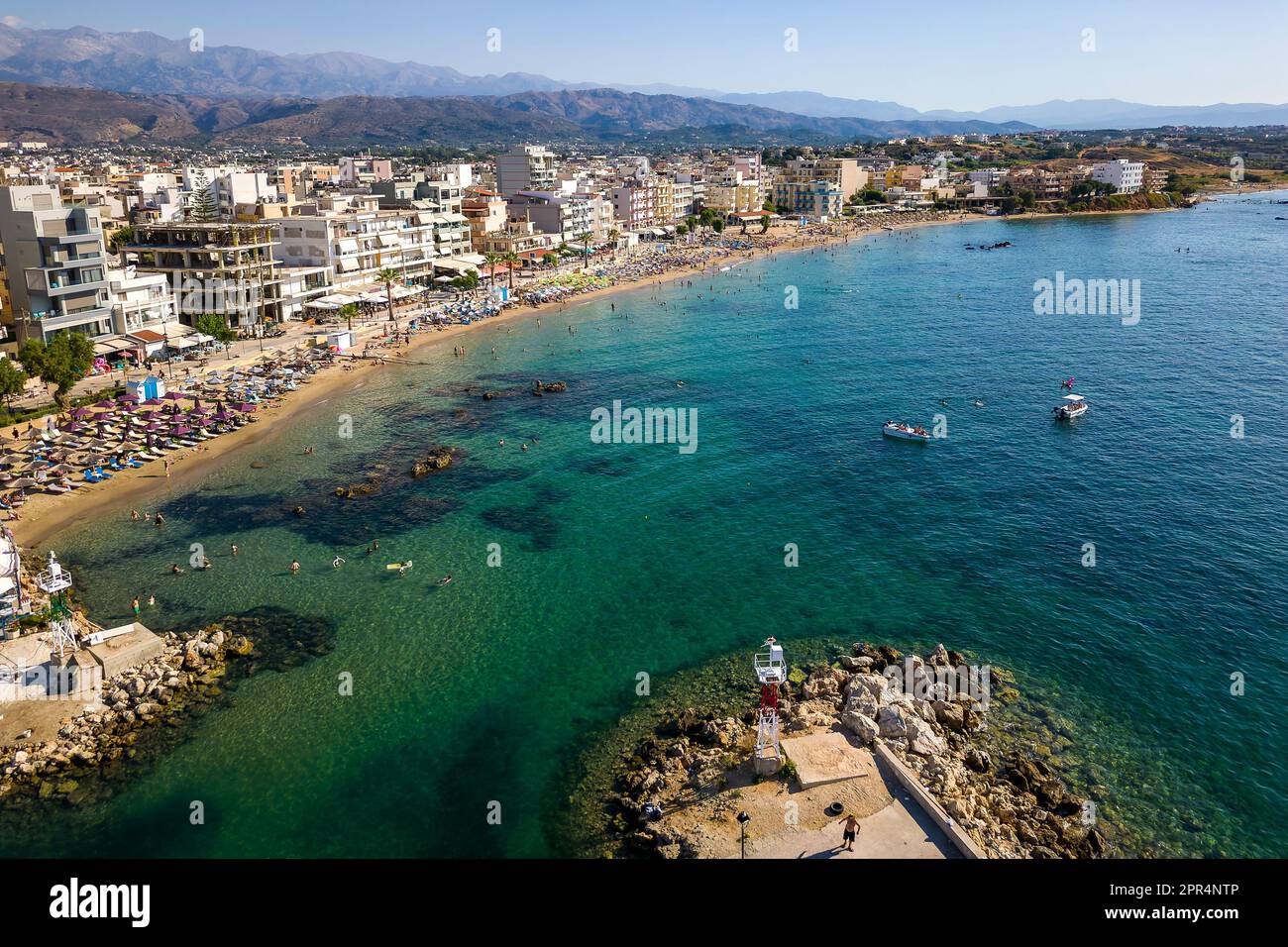 Vista aerea di una spiaggia affollata nella famosa località turistica di Nea Chora a Chania, Creta (Grecia) Foto Stock