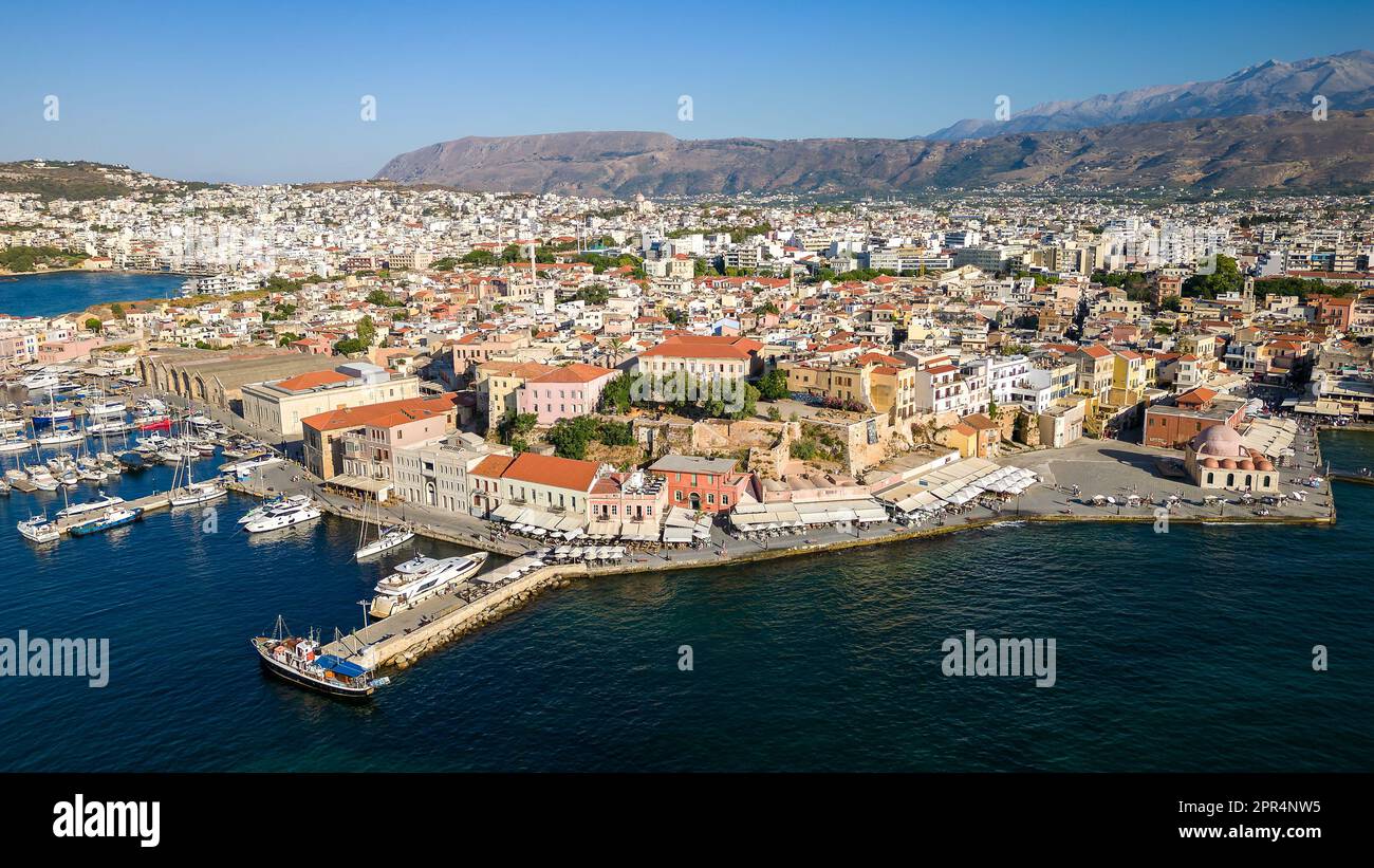 Vista aerea del moderno porto turistico del porto veneziano di la Canea, Creta, Greeece Foto Stock