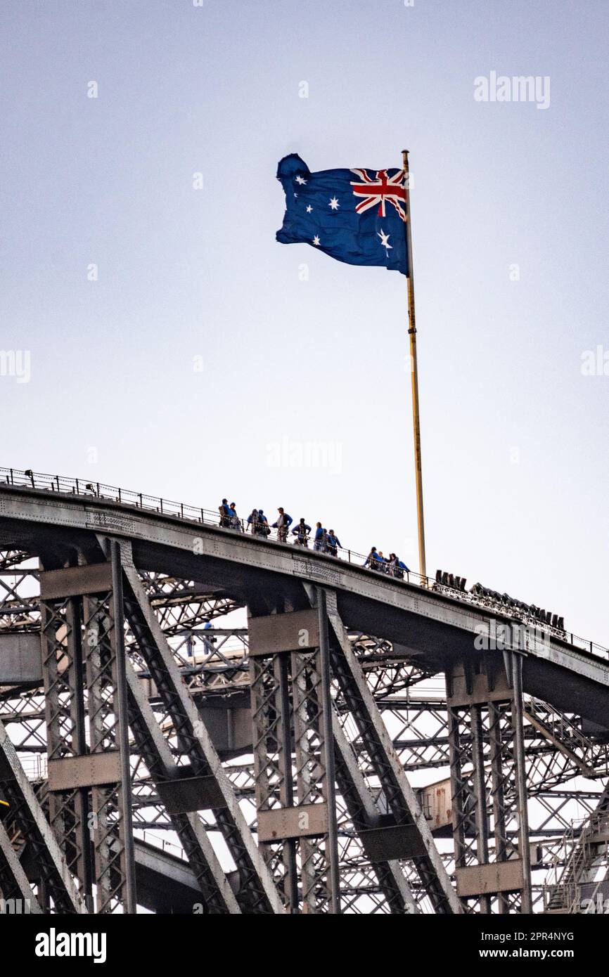 Il Sydney Harbour Bridge è un ponte ad arco in acciaio a Sydney, che attraversa il porto di Sydney dal quartiere centrale degli affari alla North Shore. Foto Stock